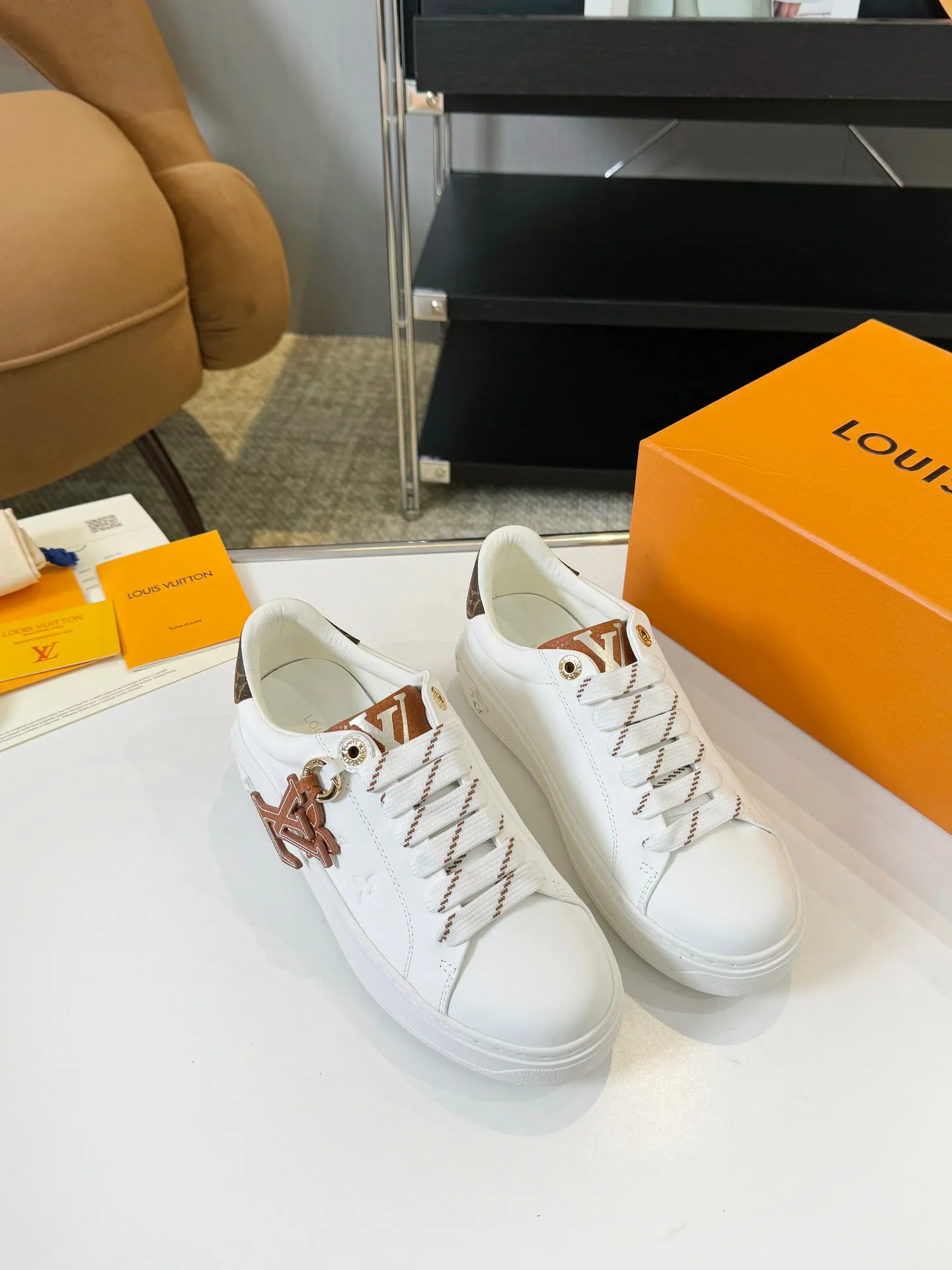 Men's Men's Shoes 💰💰660 Women's LV [Beverly Hills Sports Shoes Series] This Beverly Hills sports shoes are made of grained cow leather with Damier pattern, echoing the current season's leather goods series. The thick rubber outsole is lightweight, and an embossed Louis Vuitton logo adds a branding touch. Padded insole and technical fabric lining enhance comfort.  Detailed Features ♛ Embossed grained cowhide leather ♛ Ultra-lightweight rubber outsole ♛ Louis Vuitton logo on tongue and outsole ♛ Size: 35-40